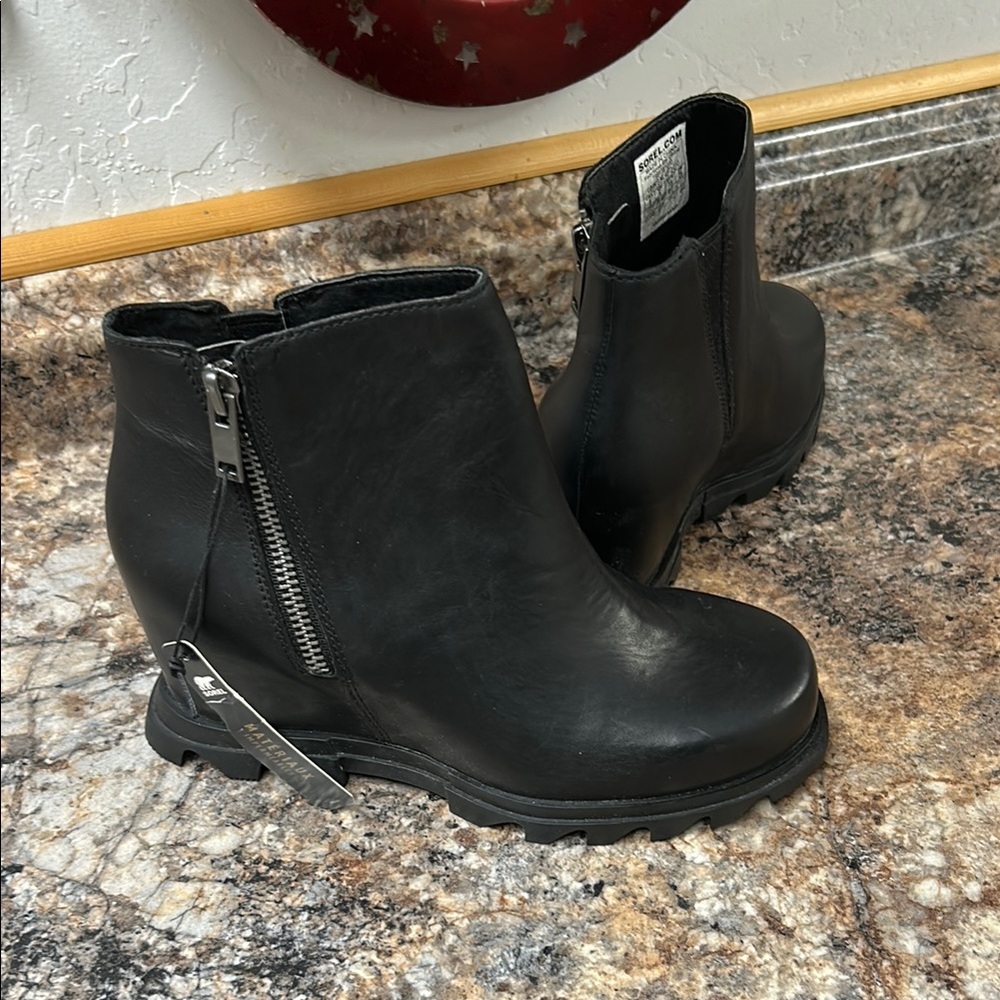 Sorel Women's Black Leather Wedge Zip Booties